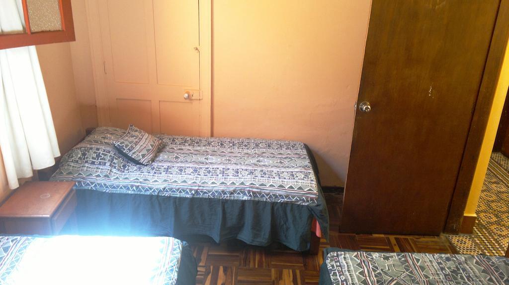 Friends House Bed & Breakfast Lima Bilik gambar