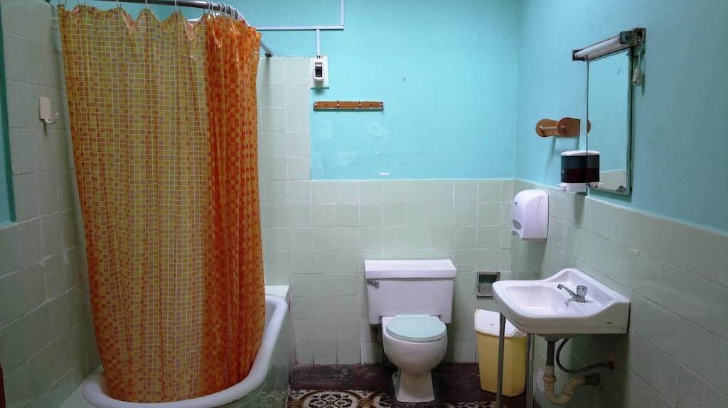 Friends House Bed & Breakfast Lima Bilik gambar